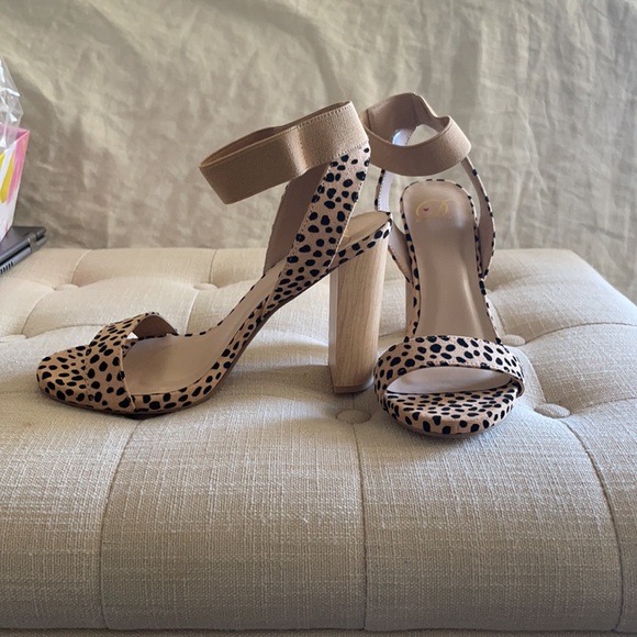 Heels, leopard, never been worn, still with tag and box size 7.5 - Picture 3 of 5